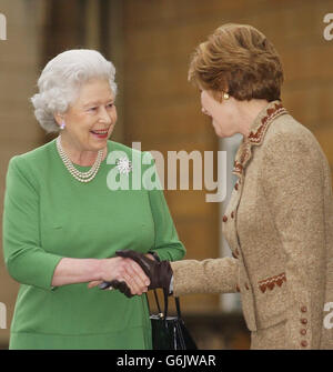 La Regina Elisabetta II della Gran Bretagna salutò Laura Bush prima che lei e suo marito lasciassero Buckingham Palace per recarsi nella circoscrizione di Sedgefield del primo ministro britannico Tony Blair. Il Presidente Bush e sua moglie sono l'ultimo giorno della loro visita di Stato di tre giorni nel Regno Unito. Foto Stock