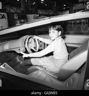 Una giovane ragazza al volante di un'auto futuristica è Louise Fiore, 11, di Sheffield, il cui padre Trevor ha progettato il veicolo. Il signor Fiore è Capo dello Styling a Citroen, in Francia. Il prototipo di auto, nome in codice Karin, descritto come "una piramide allungata", è stato mostrato durante l'odierna rassegna stampa dell'International Motor Show presso il National Exhibition Centre di Birmingham. Lo spettacolo sarà aperto venerdì dal primo Ministro Margaret Thatcher. Foto Stock