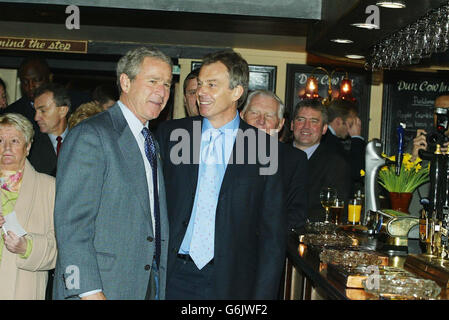 Il presidente DEGLI STATI UNITI George Bush, insieme al primo ministro Tony Blair al pub Dun Cow, durante una visita alla circoscrizione di Sedgefield, nella contea di Durham. Foto Stock