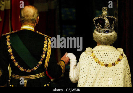 La Regina Elisabetta II della Gran Bretagna scortata dal marito il Duca di Edimburgo dalla Camera dei Lord, dopo l'apertura di Stato del Parlamento a Londra. Seduta sul trono della Camera dei Lord, la Regina ha formalmente annunciato il programma legislativo del governo britannico per la nuova sessione parlamentare. Foto Stock