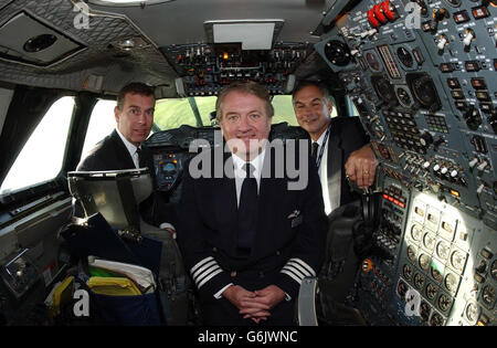 Il Duca di York (a sinistra) incontra il pilota capo della Concorde Captain Mike Banister (al centro) e il pilota Capitano Les Brodie all'aeroporto di Filton, dopo un volo speciale dall'aeroporto di Heathrow al sito dove è stato realizzato l'aereo supersonico. Migliaia di fan dell'aviazione e di lavoratori aerospaziali hanno sfidato le docce per vedere Concorde 216 in testa a 2000 piedi e poi atterrare. Foto Stock