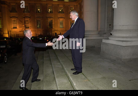 Bertie Ahern accoglie Pat Cox Foto Stock