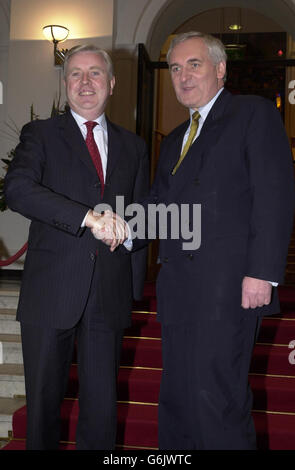 Stasera il primo ministro irlandese Bertie Ahern (destra) ha accolto in Irlanda il presidente del Parlamento europeo. Pat Cox, che ha iniziato una visita ufficiale di due giorni a Dublino, ha incontrato diversi leader di partito e ministri questo pomeriggio. Il Taoiseach ha salutato il signor Cox presso gli edifici governativi, dove ospiterà una cena per il presidente e i suoi ospiti. Foto Stock