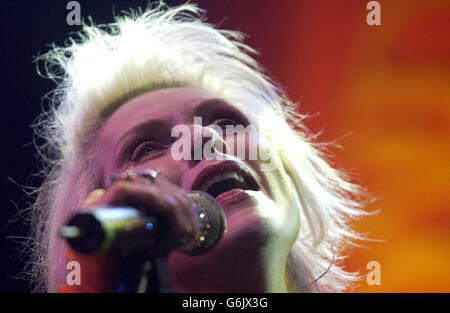 Il cantante Debbie Harry di Blondie si esibisce dal vivo in concerto presso lo Shepherds Bush Empire, nella parte ovest di Londra. La band sta promuovendo il loro album Greatest Hits. Foto Stock