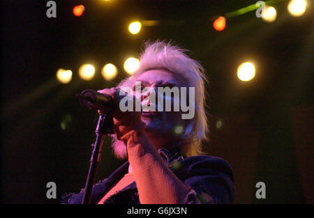 Il cantante Debbie Harry di Blondie si esibisce dal vivo in concerto presso lo Shepherds Bush Empire, nella parte ovest di Londra. La band sta promuovendo il loro album Greatest Hits. Foto Stock