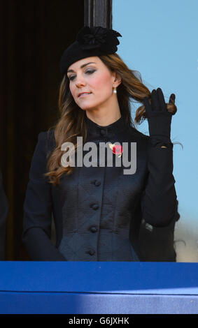 La Duchessa di Cambridge, gioca con i capelli mentre si trova in un balcone che si affaccia sul Cenotaph di Whitehall, nel centro di Londra, prima del servizio annuale della domenica della memoria tenuto in omaggio ai membri delle forze armate che sono morti in grandi conflitti. Foto Stock