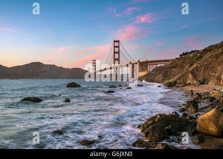 Crepuscolo presso il Golden Gate Bridge, Marshall's Beach, costa rocciosa, San Francisco, Stati Uniti d'America, America del Nord Foto Stock