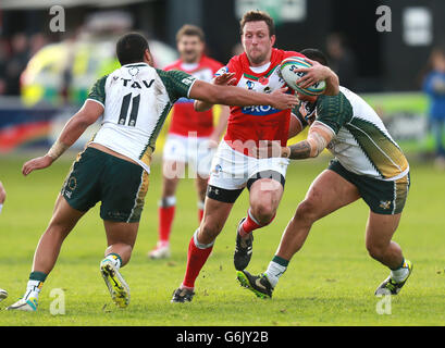 Rugby League - Coppa del mondo 2013 - Gruppo D - Galles / Isole Cook - The Gnoll. Il Galles Peter Lupton è affrontato dalla Tupou Sopoaga di Cook Island durante la partita della Coppa del mondo 2013 al Gnoll di Neath. Foto Stock