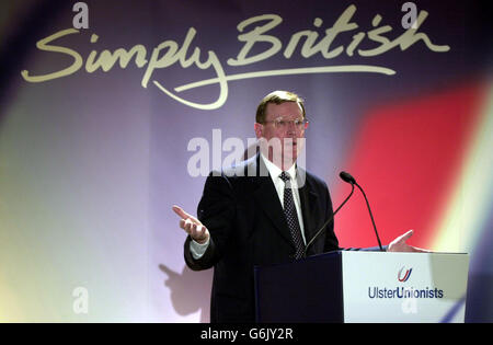 David Trimble, leader del Partito Unionista dell'Ulster, ha tenuto il suo discorso alla conferenza UUP di Armagh, Co Armagh. L'onorevole Trimble ha esortato i repubblicani a segnalare che intendono porre fine a qualsiasi coinvolgimento nell'attività paramilitare, ma ha insistito che né lui né il governo cercavano che "ogni barzelletta e titola" venga completata dai repubblicani. Foto Stock