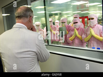 Il Principe del Galles durante una visita all'Istituto Serum dell'India, a Pune, India occidentale, il quinto giorno della sua visita ufficiale con la Duchessa di Cornovaglia, in India e Sri Lanka. Foto Stock