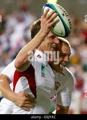 Il giocatore di prova inglese Will Greenwood (a sinistra) festeggia con il compagno di squadra Mike Tindall dopo aver segnato contro il Sudafrica durante la partita della Coppa del mondo di Rugby al Subiaco Stadium di Perth, Australia. L'Inghilterra ha vinto 25-6. Foto Stock