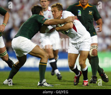 L'inglese Jonny Wilkinson (R) si incorre nel Tackle del sudafricano Joost van der Westhuizen durante la loro partita di Rugby World Cup al Subiaco Stadium di Perth, Australia. L'Inghilterra ha vinto 25-6. Foto Stock