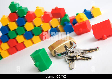 Case in miniatura, lucchetto e chiavi, immagine simbolica real estate Foto Stock