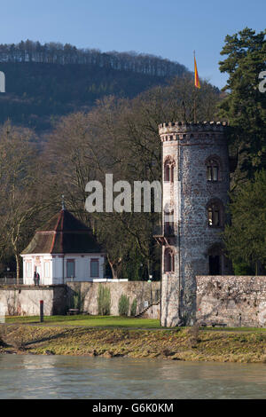 Banca del fiume Reno con Diebsturm, ladri' Torre, Bad Saeckingen, distretto di Waldshut, Alto Reno, Foresta Nera Foto Stock