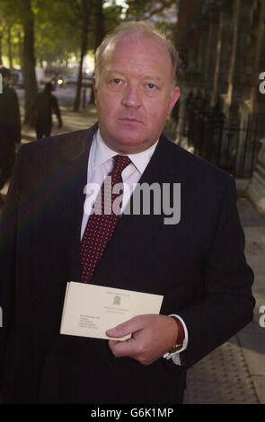 L'ex frusta conservatrice, Derek Conway, arriva alla Camera dei Comuni di Londra, con una lettera che chiede un voto di fiducia nel leader del Partito Iain Duncan Smith. Il sig. Conway, che ha detto di essere fiducioso di non essere il primo deputato a scrivere al presidente della commissione per il 1922 Sir Michael Spicer chiedendo la votazione, È diventato il primo deputato conservatore a consegnare pubblicamente una tale lettera in una mossa che potrebbe contribuire ad innescare un concorso di leadership. Foto Stock