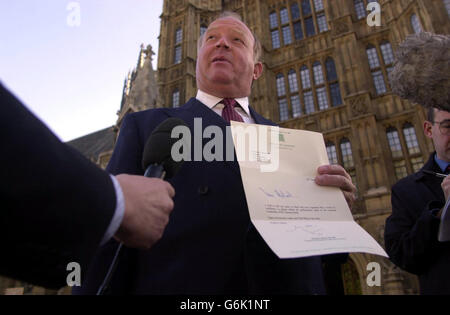 Il deputato del Partito conservatore Derek Conway si prepara a consegnare una lettera indirizzata al presidente del Comitato del 1922 Sir Michael Spicer, mentre si trova fuori della Camera dei Comuni di Londra. L'onorevole Conway diventerà il primo deputato conservatore a inviare una lettera di attacco contro il leader del partito Iain Duncan-Smith alla commissione, anche se molti altri deputati di Tory dovrebbero seguire l'esempio. Foto Stock