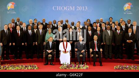 Il primo Ministro australiano Tony Abbott, Presidente dello Sri Lanka Mahinda Rajapaksa, il Principe del Galles e Segretario Generale del Commonwealth Kamalesh Sharma (prima fila, da sinistra a destra), posa per la 'foto di famiglia' al Consiglio dei Capi di Governo del Commonwealth (CHOGM), al Teatro Nelum Pokuna di Colombo, Sri Lanka. Foto Stock