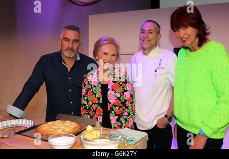 Paul Hollywood, Mary Berry, Chef Michel Roux, Jr e Janet Street-Porter (da l a r) all'apertura del BBC Good Food Show di Londra al centro espositivo Olympia di Londra. Foto Stock