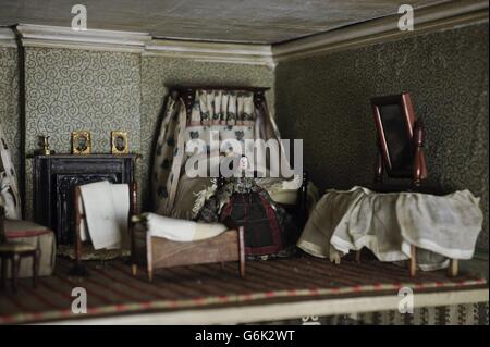 Una camera da letto in una casa di bambola vittoriana che sarà messa all'asta a Chorley's in Gloucestershire, il 28 novembre 2013. Foto Stock