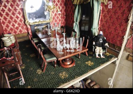 Victorian Doll's House per la vendita Foto Stock