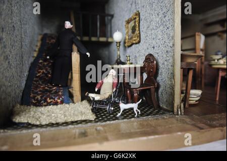 Victorian Doll's House per la vendita Foto Stock