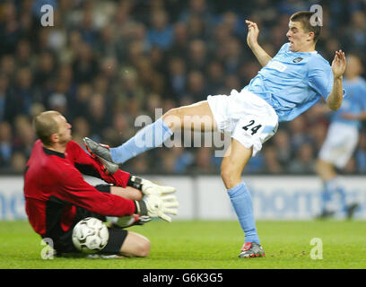 Joey Barton della città di Manchester sfida il guardiano della Dyskobolia di Groclin Mariusz Liberda, durante la Coppa UEFA, 2° turno, 1° partita allo stadio della città di Manchester. Foto Stock