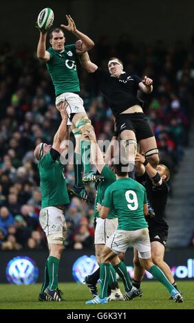 Il Devin toner dell'Irlanda vince un allineamento contro il Brodie Retallick della Nuova Zelanda (a destra) durante la partita della Guinness Series all'Aviva Stadium di Dublino, Irlanda. Foto Stock