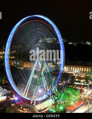 Una vista generale di Princes Street, del Castello di Edimburgo e del mercato di Natale, dopo che Sir Chris Hoy ha acceso le luci di Natale di Edimburgo con Amy Macbeath 8, da Edimburgo. Foto Stock