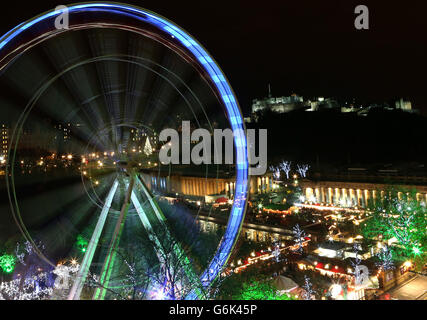 Una vista generale di Princes Street, del Castello di Edimburgo e del mercato di Natale, dopo che Sir Chris Hoy ha acceso le luci di Natale di Edimburgo con Amy Macbeath 8, da Edimburgo. Foto Stock