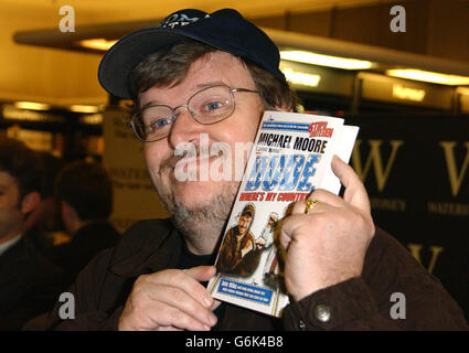 Autore e regista di documentari Michael Moore durante una firma per il suo nuovo libro 'Dude, Where's My Country?' A Waterstones Piccadilly nel centro di Londra. Foto Stock