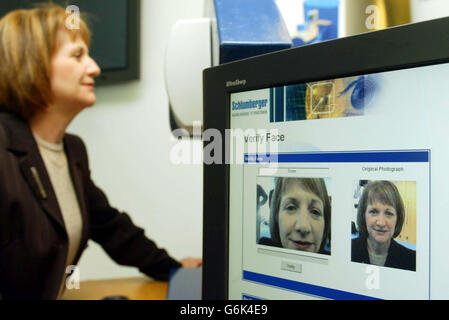 Il ministro dell'ufficio domestico Beverley Hughes dimostra le apparecchiature di test biometrici utilizzate per iscrivere le persone misurando i loro parametri facciali, prendendo una fotografia digitale, una scansione dell'iride, impronte digitali e una firma elettronica, presso il UK Passport Office di Londra. La maggioranza dei membri del pubblico sostiene una nuova carta d'identità nazionale, hanno affermato i ministri degli interni. Il governo ha affermato che le ricerche condotte da loro hanno dimostrato che vi sono state delle basi per il sostegno al regime, nonostante le preoccupazioni dei gruppi per i diritti civili secondo cui il regime invaderà la privacy. Foto Stock