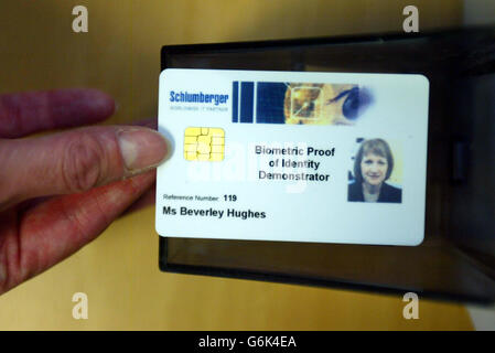 Il ministro dell'ufficio domestico Beverley Hughes dimostra le apparecchiature di test biometrici utilizzate per iscrivere le persone misurando i loro parametri facciali, prendendo una fotografia digitale, una scansione dell'iride, impronte digitali e una firma elettronica, presso il UK Passport Office di Londra. La maggioranza dei membri del pubblico sostiene una nuova carta d'identità nazionale, hanno affermato i ministri degli interni. Il governo ha affermato che le ricerche condotte da loro hanno dimostrato che vi sono state delle basi per il sostegno al regime, nonostante le preoccupazioni dei gruppi per i diritti civili secondo cui il regime invaderà la privacy. Foto Stock