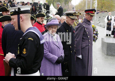 (Fronte, da sinistra-destra) la regina Elisabetta II, il duca di Edimburgo e il duca di Kent durante un servizio di memoria ad Hyde Park Corner, Londra, dove due minuti di silenzio è stato osservato alle 11 di oggi, in onore dei morti di guerra del Regno Unito. Il memoriale di guerra australiano è stato svelato al servizio. Foto Stock