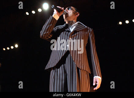 Il cantante Kevin Rowland di Dexy's Midnight Runners si esibisce dal vivo in concerto presso la Royal Festival Hall nel centro di Londra. Foto Stock