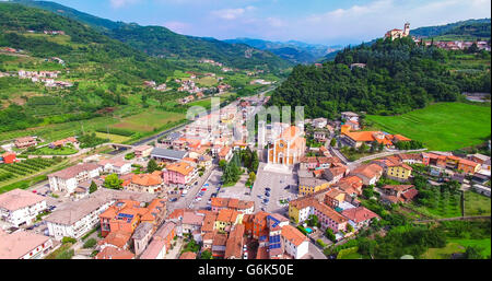 Vista aerea del centro di San Giovanni Ilarione e la chiesa di Santa Caterina in Villa (sec.XX), Verona, Italia. Foto Stock