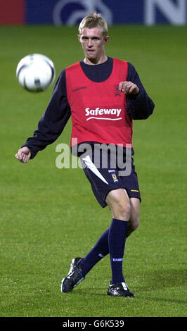 Darren Fletcher durante l'allenamento a Hampden Park, Glasgow, prima del play-off Euro 2004 contro l'Olanda. Foto Stock