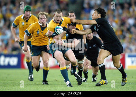 L'australiano Stirling Mortlock cerca di sfuggire al trick di Doug Howlett (a destra) e Reuben Thorne in Nuova Zelanda nella partita semifinale della Coppa del mondo di Rugby al Telstra Stadium di Sydney. L'Australia ha vinto la partita 22-10. NESSUN UTILIZZO DEL TELEFONO CELLULARE. I SITI INTERNET POSSONO UTILIZZARE UNA SOLA IMMAGINE OGNI CINQUE MINUTI DURANTE LA PARTITA Foto Stock