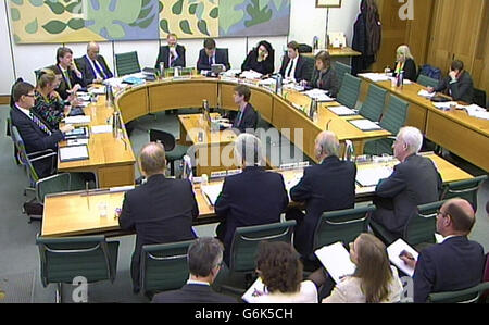 (Da destra a sinistra) Mark Russell, Chief Executive, Azionisti Executive, Business Secretary vince Cable and Business Minister Michael Fallon e William Rucker, Chief Executive, Lazard risponde alle domande poste di fronte al Business, Innovation and Skills Select Committee della Camera dei Comuni, nel centro di Londra sulla privatizzazione della Royal Mail. Foto Stock