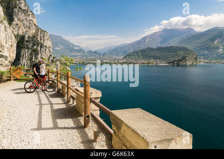 Due ciclisti guardare il panorama dalla mitica Ponale sentiero in Riva del Garda, Italia. Foto Stock