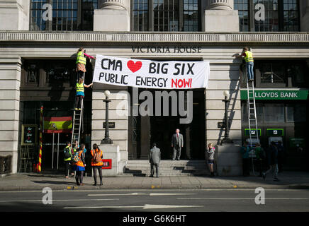 USO EDITORIALE SOLO i manifestanti di acceso Londra sono saliti sulle sedi dell'autorità della concorrenza e dei mercati in risposta alla finale della CMA'Šreport nel settore dell'energia. Foto Stock