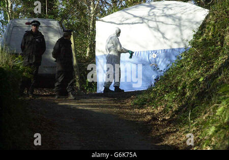 Scena di ufficiali di crimine vicino a Denham Bridge, Buckland Monachorum, Devon, dopo che la polizia ha trovato il corpo della adolescente mancante Alicia Eborne. Un portavoce della polizia di Devon e Cornwall ha detto che ci sarebbe stato un esame forense del corpo, che è stato trovato in un punto isolato su Dartmoor. *02/08/04: L'autista di autobus Lee Holbrook, 39, si è dichiarato colpevole dell'assassinio dello studente universitario di 18 anni a Plymouth Crown Court. Foto Stock