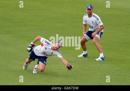 Johnny Bairstow (a sinistra) e Matt Prior (a destra) in Inghilterra si catturano durante la sessione di reti al Traeger Park Basketball Stadium, Alice Springs, Australia. Foto Stock