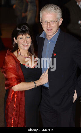 Lo scrittore e regista Richard Curtis con la moglie Emma Freud arriva per il film britannico di beneficenza Premiere of Love in realtà, in aiuto di Comic Relief, tenuto presso la piazza Odeon Leicester, nel centro di Londra. Foto Stock