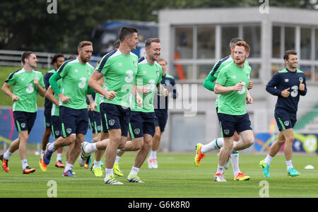 Repubblica di Irlanda è Stephen Quinn (a destra), Aiden McGeady (centro) e Ciaran Clark (sinistra) durante una sessione di allenamento allo Stade de Montbauron, Versailles. Foto Stock