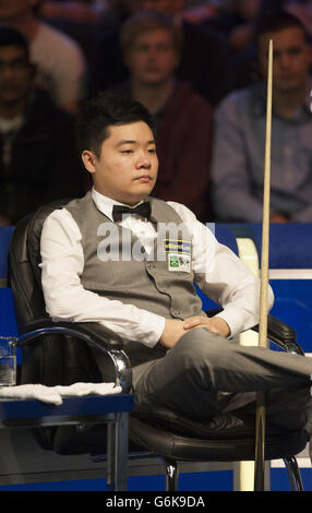 Ding Junhui in azione contro Ricky Walden durante il 9° giorno dei Campionati del Regno Unito williamhill.com al Barbican Center di York. Foto Stock