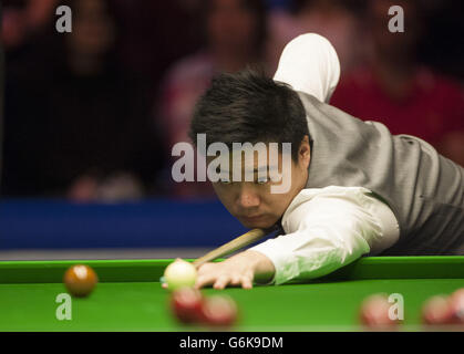 Ding Junhui in azione contro Ricky Walden durante il 9° giorno dei Campionati del Regno Unito williamhill.com al Barbican Center di York. Foto Stock