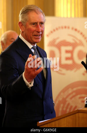 Il Principe del Galles parla agli ospiti di una reception per celebrare il 50° anniversario del Disaster Emergency Council tenutosi a Lancaster House nel centro di Londra. Foto Stock