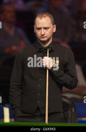 Graeme Dott in azione contro Mark Selby durante il 9° giorno dei Campionati del Regno Unito williamhill.com al Barbican Center di York. Foto Stock