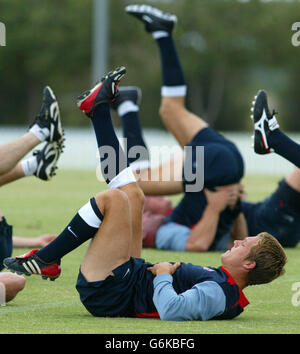 L'Inghilterra Jonny Wilkinson si allunga durante l'allenamento allo stadio Suncorp di Brisbane, Australia, prima della finale del quarto della Coppa del mondo di Rugby contro il Galles. Foto Stock