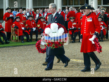 HRH il Principe Carlo visita il Royal Hospital di Chelsea, sede dei pensionati di Chelsea, per il tradizionale atto annuale di memoria in Figura Corte. A sua altezza reale si è Unito l'ex primo ministro Tory John Major e l'MP locale Michael Portillo per la solenne cerimonia di ricordare i morti di guerra a Londra ovest. Foto Stock